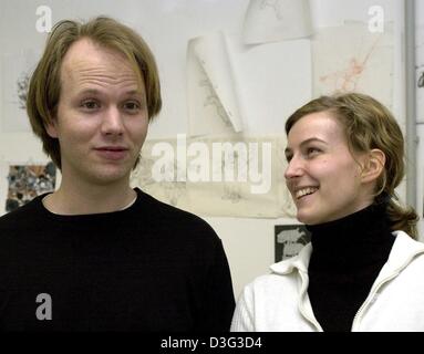 (Dpa) - Film-Regisseure Heidi Wittlinger und Chris Stenner werden an der Filmakademie in Ludwigsburg, Deutschland, 24. Februar 2003 fotografiert. Ihre 9-Minuten lange animierte Kurzfilm "Das Rad" (Rad) wurde für den Oscar als bester animierter Kurzfilm nominiert. "Das Rad" wurde sowohl mit verankerten Stop-Motion-Effekte als auch mit 3D Computeranimation und erzählt die Geschichte von der Stockfoto