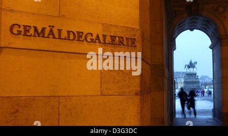 (Dpa) - die Schrift "Gemaeldegalerie" (Bildergalerie) zeigt den Eingang zur Galerie der alten Meister (Alte Meister) im Zwinger in Dresden, Ostdeutschland, 20. Februar 2003. Der Dresdner Gemäldegalerie Alte Meister in der ersten Hälfte des 18. Jahrhunderts von August der starke und sein Sohn August III entstand. Über einen Zeitraum von weniger als 60 Jahren, diese beiden kunstliebenden Stockfoto