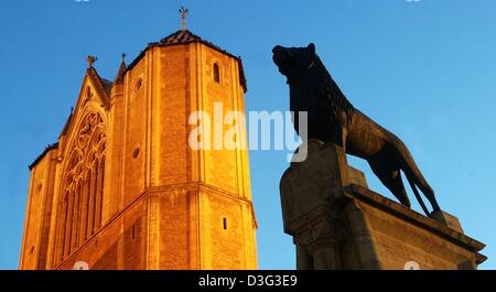 (Dpa) - steht eine Löwenstatue vor der Kathedrale Sankt Blasii im Abendlicht in Braunschweig (Braunschweig), Deutschland, 23. Februar 2003. Herzog Heinrich der Loewe (Heinrichs des Löwen) hatte die ehemalige Kirche zwischen 1173 und 1226 erbaut. Zwischen 1935 und 1940 diente die Kathedrale als "Staatsdom" (staatliche Kathedrale) des NS-Regimes. Die Kathedrale wurde teilweise durch alliierte Bombe zerstört. Stockfoto