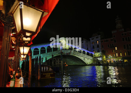 Die Rialtobrücke über den Canale Grande in der Nacht in Venedig, Italien Stockfoto