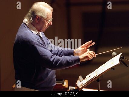 (Dpa-Dateien) - deutscher Komponist und Avantgarde-Musiker Karlheinz Stockhausen führt mit einem Schlagstock in der Hand die Probe seiner Komposition "Licht - Wasser" beim Festival in Donaueschingen, Deutschland, 14. Oktober 1999. Ein progressive Komponisten Karlheinz Stockhausen hat konsequent in musikalisches Neuland gewagt. Er war fasziniert von dem neuen Konzept der "Serialismus Stockfoto