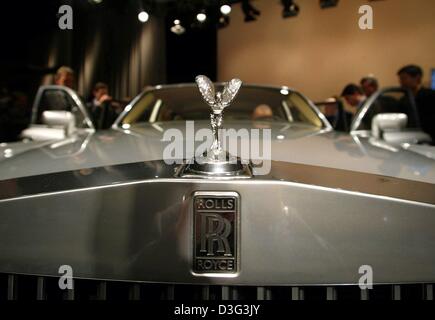 (Dpa) - die berühmten geflügelten "Emily", den Rolls-Royce Kühlerfigur, funkelt auf einem Rolls-Royce "Phantom" Modellauto in einem Showroom auf der Auto Show in Detroit, Michigan, USA, 5. Januar 2003.  Auf der Automobilmesse Automobilhersteller BMW offiziell präsentiert die neue Luxus-Auto, das mit einem V12-Motor, 5,83 Meter lang ist, und startet bei 350.000 Euro. Stockfoto