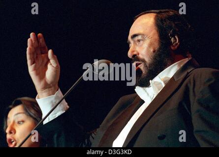 (Dpa-Dateien) - italienischer Tenor Luciano Pavarotti mit spanischen Streichensemble Carmela Remigio singt ein Duett in Aschaffenburg, Deutschland, 15. Juli 2000. In einer Karriere, die mehr als 40 Jahre dauert, was, die Pavarotti der Inbegriff der klassischen Oper mit seinem mächtigen Tenor geworden, Stimme, die mühelos den skal neun Cs umfasst. Er arbeitet oft mit dem spanischen Tenor Placido Domingo und Jo Stockfoto