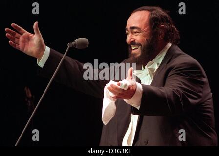 (Dpa-Dateien) - italienische Tenor Luciano Pavarotti singt bei der Eröffnung der multifunktionale Fesitval Halle, die für die Weltausstellung Expo 2000 in Hannover, Deutschland, 9. November 1997 gebaut wurde. In einer Karriere, die mehr als 40 Jahre dauert, was, die Pavarotti der Inbegriff der klassischen Oper mit seinem mächtigen Tenor geworden, Stimme, die mühelos den skal neun Cs umfasst. Er der Stockfoto