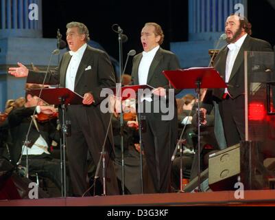 (Dpa-Dateien) - spanische Tenor Placido Domingo (L) und Jose Carreras (C) und italienische Tenor Luciano Pavarotti während ihrer Welttournee im multifunktionalen Fußballstadion in Düsseldorf, 24. August 1996 singen. Im Laufe einer Karriere, die mehr als 40 Jahre dauert Pavarotti die Verkörperung des klassischen Oper mit seiner mächtigen Tenorstimme geworden mühelos den skal n erstreckt sich Stockfoto