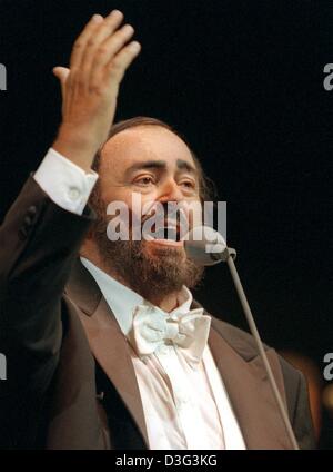 (Dpa-Dateien) - italienische Tenor Luciano Pavarotti bei der Eröffnung der Köln-Arena, dem multifunktionalen Fußballstadion, in Köln, 17. Oktober 1998 singt. In einer Karriere, die mehr als 40 Jahre dauert, was, die Pavarotti der Inbegriff der klassischen Oper mit seinem mächtigen Tenor geworden, Stimme, die mühelos den skal neun Cs umfasst. Er arbeitet oft mit der Spannweite Stockfoto