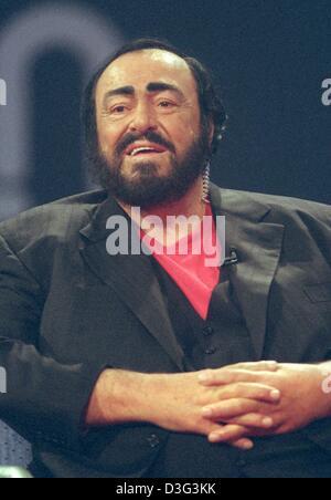 (Dpa-Dateien) - italienischer Tenor Luciano Pavarotti nimmt Teil, wie ein besonderer Gast im deutschen Fernsehen zeigen "Wetten, dass..?" ("Wetten, dass...?") in Basel, Schweiz, 9. Dezember 2000. In einer Karriere, die mehr als 40 Jahre dauert, was, die Pavarotti der Inbegriff der klassischen Oper mit seinem mächtigen Tenor geworden, Stimme, die mühelos den skal neun Cs umfasst. Er arbeitet oft Witz Stockfoto