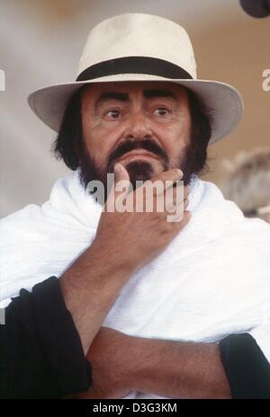 (Dpa-Dateien) - italienischer Tenor Luciano Pavarotti sieht während einer Probe für ein Benefiz-Konzert in Moden, Italien, 5. Juni 2000 ratlos. In einer Karriere, die mehr als 40 Jahre dauert, was, die Pavarotti der Inbegriff der klassischen Oper mit seinem mächtigen Tenor geworden, Stimme, die mühelos den skal neun Cs umfasst. Er arbeitet oft mit der spanische Tenor Placido Domingo und Jose Car Stockfoto