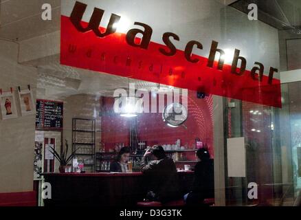 (Dpa) - Kunden und Besucher sitzen in einer Bar in einen Waschsalon in Rüsselsheim, Deutschland, 18. Februar 2003. Eine Lampe in der Form eines Fasses Washing Mashine ist nach unten von der Decke hängen. Über der Bar hängt ein Zeichen, das "Washbar" liest. Lokale Künstler sind die Wäscherei, die "Waschbar", seit fast zwei Jahren gelaufen. Es fungiert auch als Ausstellungsfläche für ihre Werke von Stockfoto