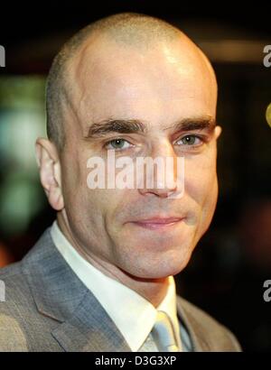 (Dpa) - Schauspieler Daniel Day-Lewis, abgebildet auf der Berlinale in Berlin, 15. Februar 2003. Nach einer sechsjährigen Ruhestand vom Bildschirm Sterne Day-Lewis in Scorseses "Gangs of New York", begeistert Kritiker und Publikum mit seiner Leistung als Bill the Butcher. Daniel Day-Lewis war geboren in Großbritannien aber nahm irische Staatsbürgerschaft im Jahr 1993 er nach County W zog Stockfoto