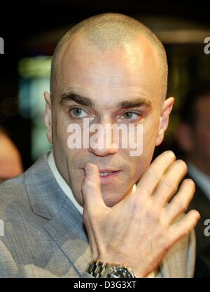 (Dpa) - Schauspieler Daniel Day-Lewis, abgebildet auf der Berlinale in Berlin, 15. Februar 2003. Nach einer sechsjährigen Ruhestand vom Bildschirm Sterne Day-Lewis in Scorseses "Gangs of New York", begeistert Kritiker und Publikum mit seiner Leistung als Bill the Butcher. Daniel Day-Lewis war geboren in Großbritannien aber nahm irische Staatsbürgerschaft im Jahr 1993 er nach County W zog Stockfoto