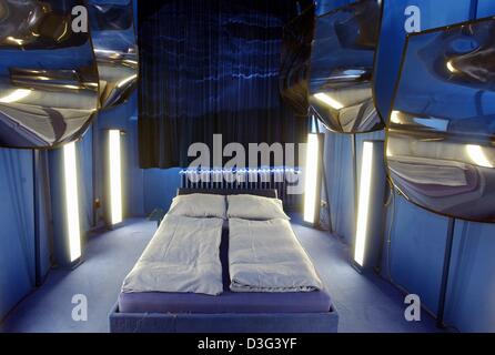 (Dpa) - das Zimmer "Blauer Salon" (blaue Salon) in der "Propeller Island City Lodge" in Berlin, im Bild 11. Februar 2003. 30 Zimmer, oder besser gesagt bewohnbare Kunstwerke können im Hotel gemietet werden. Der Besitzer hat gestaltet, eingerichtet und dekoriert die Zimmer. Gäste können wählen zwischen schiefen Böden, Särge als Betten, Duschen in Bier Barrrels und andere Kuriositäten. Stockfoto