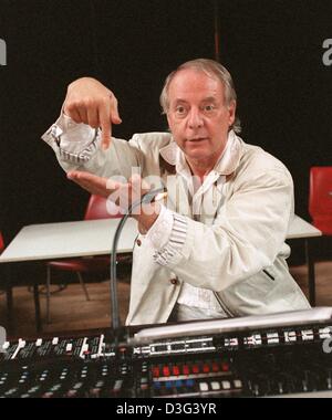 (Dpa-Dateien) - deutscher Komponist und Avantgarde-Musiker Karlheinz Stockhausen Gesten während einer Probe der Oper "Dienstag aus Licht" (Dienstag aus Licht) in der Kongresshalle in Leipzig, Deutschland, 19. März 1993. Ein progressive Komponisten Karlheinz Stockhausen hat konsequent in musikalisches Neuland gewagt. Er war fasziniert von dem neuen Konzept der "Serialismus" Pioneere wird Stockfoto