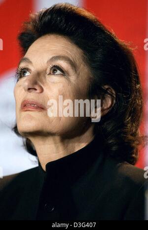 (Dpa) - französische Schauspielerin Anouk Aimée steht mit ihrem Kinn angehoben und die Augen nach oben konzentrierte sich während einer Pressekonferenz auf der 53. Internationalen Filmfestspiele Berlinale in Berlin, Deutschland, 10. Februar 2003.  Die 70 Jahre alte Schauspielerin wurde mit einen "Goldenen Bären" Lifetime Achievement Award ausgezeichnet. Stockfoto