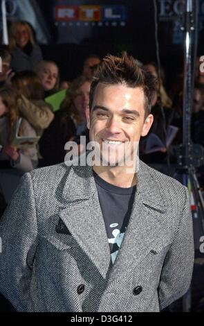 (Dpa) - der britische Popstar Robbie Williams lächelt, wenn er an das Internationale Congress Center ICC nahe Funkturm in Berlin, 15. Februar 2003 ankommt. Williams erhielt den Echo-Preis als beste internationale Sängerin zum zweiten Mal. Dieses Jahr ist in 28 Kategorien durch die Deutsche Phono-Akademie mit dem Echo ausgezeichnet. In Deutschland gilt das "Echo" als Äquivalent zu den Amerika Stockfoto