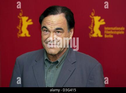 (Dpa) - US Filmregisseur Oliver Stone im Rahmen einer Pressekonferenz der Berlinale 53rd International Film Festival in Berlin am 14. Februar 2003 lächelt. Stein bleibt in Berlin, präsentiert seinen Film "Comandante", die in das Panorama-Programm auf dem Festival gezeigt wird. Der Film ist eine Dokumentation über die kubanische Staatschef Fidel Castro. Stockfoto