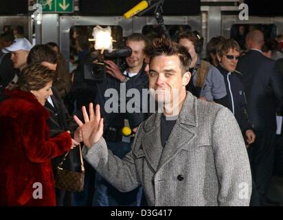 (Dpa) - der britische Popstar Robbie Williams "Wellenlinien" kommt er an das Internationale Congress Center ICC nahe Funkturm in Berlin, 15. Februar 2003. Williams erhielt den Echo-Preis als beste internationale Sängerin zum zweiten Mal. Dieses Jahr ist in 28 Kategorien durch die Deutsche Phono-Akademie mit dem Echo ausgezeichnet. In Deutschland gilt das "Echo" als Äquivalent zu den amerikanischen Stockfoto