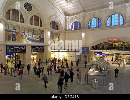 (Dpa-Dateien) - tummeln sich Reisende hin und her in der komplett renovierten Eingangshalle des Hauptbahnhofs in Bremen, Norddeutschland, 8. November 2002.  Die Wiederherstellung der Bremer Hauptbahnhof ist ein Projekt unter vielen, die Deutsche Bahn AG Deutsche Bahn AG (DB) vor kurzem in den Bundesländern Bremen und Niedersachsen durchgeführt hat. Stockfoto