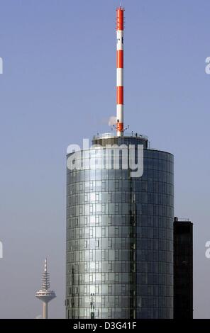 (Dpa) - die Spitze der Hessische Landesbank (State Bank of Hessen) wird mit der Fernmeldeturm im Hintergrund an einem klaren Tag in der Innenstadt von Frankfurt am Main, Deutschland, 12. März 2003 fotografiert.  Die Bank Aussichtsplattform bietet Touristen einen tollen Blick auf die Stadt und seine Vororte. Stockfoto