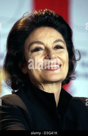 (Dpa) - die französische Schauspielerin Anouk Aimée während einer Pressekonferenz der Berlinale 53. internationalen Film Festival in Berlin, 13. Februar 2003 lächelt. Ihr Film "Lola" von 1969 ist auf der diesjährigen Berlinale gezeigt. Die 70 Jahre alte Schauspielerin erhält den Goldenen Bären Award für ihr Lebenswerk später am Donnerstag. Anouk Aimée ist bekannt als eine "melancholische Diva" und als Star der Stockfoto