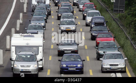 Das Bild zeigt starken Verkehr auf der Autobahn A99 bei München, Deutschland, Samstag, 23. Juli 2005. Aufgrund der Anfang der Ferien in Hessen, Rheinland-Pfalz und Saarland, Bayern konfrontiert eine weitere Welle von Urlaubern auf der Durchreise. Stockfoto