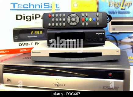 (Dpa) - verschiedene Decoder für digitales Fernsehen (Digital Video Broadcasting Terrestrial, DVB-T) sind gestapelt auf den Regalen der Elektronik Medi-Max in Frankfurt Oder, Ostdeutschland, 3. Februar 2003. Zehn Prozent der deutschen Haushalte nutzen bereits digitales Fernsehen, die vor allem über Satellit empfangen werden. Der Vorteil ist, dass eine größere Anzahl von Programmen beobachtet werden können Stockfoto