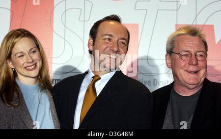 (Dpa) - die US-Schauspielerin Laura Linney, US-amerikanische Schauspieler Kevin Spacey (C) und der britische Regisseur Alan Parker während einer Pressekonferenz auf der 53. jährlichen Filmfestspiele Berlinale in Berlin, 7. Februar 2003 Lächeln. Sie präsentiert dem Psycho-Thriller "Das Leben des David Gale", ein U.S. / britische Co-Produktion, die am 13. März 2003 in Deutschland veröffentlicht werden. Der Film hat die Berlinale eingegeben. Stockfoto