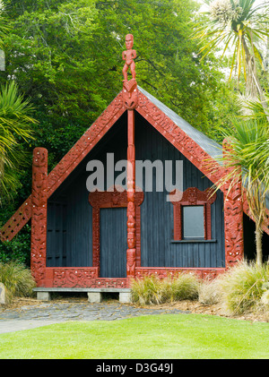 Ansicht und Details des Wharepuni (Maori Versammlungshaus) an der Rückseite des Anderson Park, Invercargill, Neuseeland Stockfoto