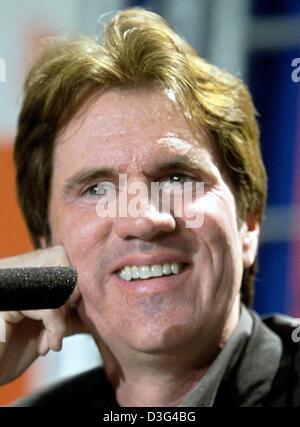 (Dpa) - US Regisseur Rob Marshall lächelt während der Pressevorführung seines neuesten Films "Chicago", auf der 53. jährlichen Berlinale in Berlin, 6. Februar 2003. "Chicago" startete das diesjährige Berlinale Filmfestspiele und läuft außer Konkurrenz. Stockfoto