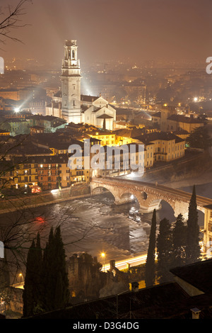 Verona - Pietra Brücke und Dom in der Nacht von Castel San Pietro Stockfoto