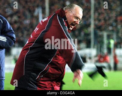 Dpa) - wegwirft Eintracht Fuball-Trainer Willi Reimann wtend seine  Handschuhe nach einer seiner Spieler einen Elfmeter whrend der Bundesliga  Fuball-Spiel von Eintracht Frankfurt gegen den Hamburger SV in Frankfurt  am Main, 16.