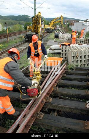 (Dpa) - Arbeiter demontieren die alten Gleise in der Nähe von Rhens, Deutschland, 6. Oktober 2003. Die großen Eisenbahnlinie Mainz und Köln wird derzeit überarbeitet wird. Stockfoto