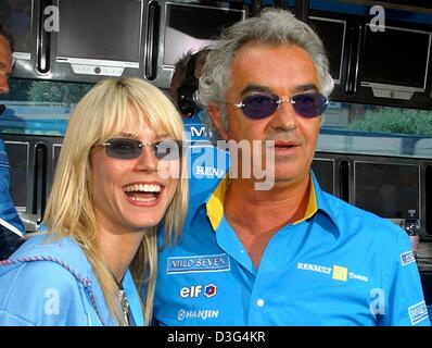 (Dpa-Dateien) - deutsche Top-Model Heidi Klum und ihrem Freund, dem italienischen Formel 1-Manager Flavio Briatore (Renault Team), Lächeln in Monaco, 1. Juni 2003. Das 30-Jahr-alten Modell hat ein Baby, das Paar am 16. Dezember 2003 angekündigt. Briatore, der 23 Jahre älter als seine Freundin ist, hat mit Klum jetzt seit einem Jahr ausgehen. Stockfoto