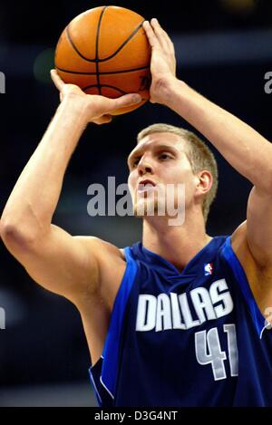 (Dpa) - pro deutsche Basketball Dirk Nowitzki, der für die Dallas Mavericks spielt, führt einen Freiwurf während der NBA-Meisterschaft zwischen den Dallas Mavericks und Los Angeles Lakers in Los Angeles, Kalifornien, USA, 13. Dezember 2003. Dallas gewann das Spiel durch eine Kerbe von 110-93. Es war der erste Sieg in 13 Jahren gegen die Lakers, die zuvor gegen die Mavericks 26 t gewonnen hatte Stockfoto