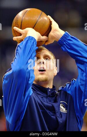 (Dpa) - deutsche Basketball pro Dirk Nowitzki, der für die Dallas Mavericks spielt, übt mit einem Basketball vor Beginn der NBA-Meisterschaft zwischen den Dallas Mavericks und Los Angeles Lakers in Los Angeles, Kalifornien, USA, 13. Dezember 2003. Dallas gewann das Spiel durch eine Kerbe von 110-93. Es war der erste Sieg in 13 Jahren gegen die Lakers, die zuvor gegen gewonnen hatte Stockfoto