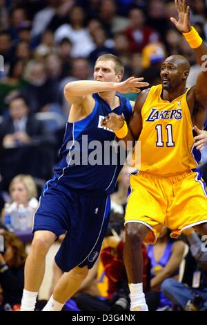 (Dpa) - pro deutsche Basketball Dirk Nowitzki (R), der für die Dallas Mavericks spielt, kämpft um den Ball mit Karl Malone, spielt für die Los Angeles Lakers in der NBA Championship Match zwischen Dallas Mavericks und Los Angeles Lakers in Los Angeles, Kalifornien, USA, 13. Dezember 2003. Dallas gewann das Spiel durch eine Kerbe von 110-93. Es war der erste Sieg in 13 Jahren gegen Stockfoto