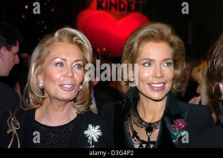 (Dpa) - Begum Inaara Aga Khan (R), die Ehefrau des Aga Khan und Renate Thyssen-Henne, Unternehmer Begum Inaara Aga Khan Mutter Lächeln während der Charity-Gala "Ein Herz Fuer Kinder" (ein Herz für Kinder) in Berlin, 13. Dezember 2003. Die Nächstenliebe gesammelt eine Rekordsumme von 6 Millionen Euro zugunsten von Kindern in Not. Stockfoto