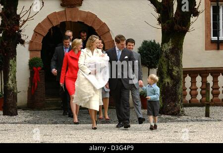 (Dpa) - nach der Taufe, Jefferson-Friedrich Volker Benjamin Count von Pfeil und Klein-Ellguth und seine Frau Prinzessin Alexandra Zu Sayn-Wittgenstein-Berleburg Gräfin von Pfeil und Klein-Ellguth zusammen mit ihrem Sohn Richard und ihre kleine Tochter Ingrid (Vorderreihe) die Kapelle Schloss Berleburg in Bad Berleburg, Deutschland, 13. Dezember 2003 verlassen. Das Baby wurde am 16. August geboren. Stockfoto