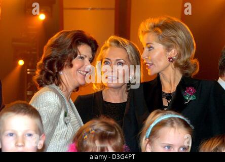 (Dpa) - Königin Silvia von Schweden (L), Begum Inaara Aga Khan (R), die Ehefrau des Aga Khan und Begum Inaara Aga Khan Mutter Renate Thyssen-Henne, Unternehmer während der Charity-Gala "Ein Herz Fuer Kinder" zu sprechen (ein Herz für Kinder) in Berlin, 13. Dezember 2003. Bei der Gala erhielt Königin Silvia das "goldene Herz", einen TPZ Preis für ihr Engagement für Kinder in Not. Ihr " Stockfoto