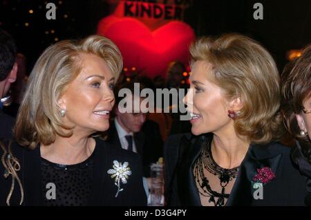 (Dpa) - Begum Inaara Aga Khan (R), die Frau des Aga Khan und Begum Inaara Aga Khan Mutter Renate Thyssen-Henne, Unternehmer während der Charity-Gala "Ein Herz Fuer Kinder" zu sprechen (ein Herz für Kinder) in Berlin, 13. Dezember 2003. Stockfoto