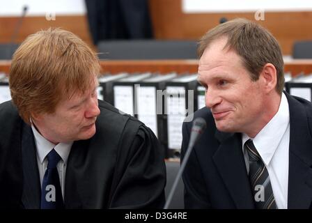 (Dpa) - chats 42 Jahre alte deutsche Computer-Spezialist Armin Meiwes (R) mit seinem Anwalt Harald Ermel während seines Prozesses vor dem Amtsgericht in Kassel, Deutschland, 12. Dezember 2003. Die deutschen Mordprozess von der selbsternannten Kannibale wird am 12. Dezember die Auswirkungen von Alkohol und Medikamenten auf sein Opfer vernehmen. Ein Toxikologe geben Zeugnis am dritten Tag der Prüfung. Stockfoto