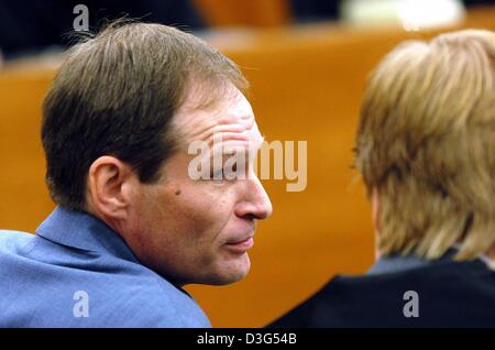 (Dpa) - 42-jährige Deutsche Computer-Spezialist Armin Meiwes befasst sich mit seinem Anwalt am zweiten Tag seines Prozesses vor dem Amtsgericht in Kassel, Deutschland, 8. Dezember 2003. Das Gericht wurde eingerichtet, um Anzeigen von Videobändern, die zeigt, wie die selbsternannten Kannibalen getötet, zerschnitten und aß sein Opfer. Der zweite Tag der Mordprozess von Meiwes begann mit Beweise von der Polizei gegeben werden, die besucht Stockfoto