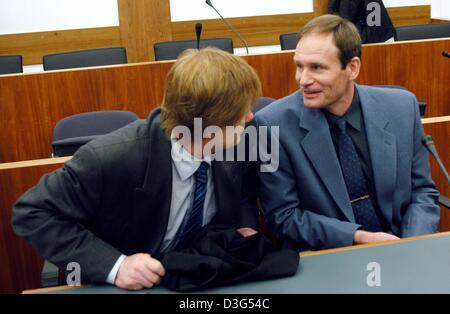 (Dpa) - chats 42 Jahre alte deutsche Computer-Spezialist Armin Meiwes (R) mit seinem Anwalt Harald Ermel am zweiten Tag seines Prozesses vor dem Amtsgericht in Kassel, Deutschland, 8. Dezember 2003. Das Gericht wurde eingerichtet, um Anzeigen von Videobändern, die zeigt, wie die selbsternannten Kannibalen getötet, zerschnitten und aß sein Opfer. Der zweite Tag der Mordprozess von Meiwes begann mit Beweis von gegeben werden Stockfoto