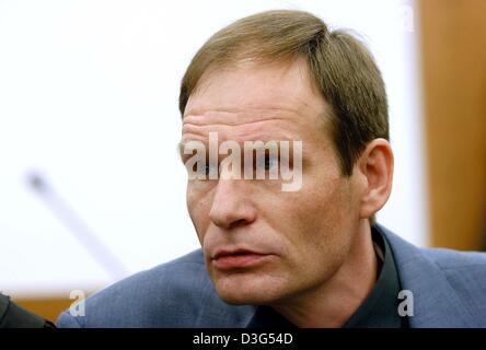 (Dpa) - 42-jährige Deutsche Computer-Spezialist Armin Meiwes im Bild am zweiten Tag seines Prozesses vor dem Amtsgericht in Kassel, Deutschland, 8. Dezember 2003. Das Gericht wurde eingerichtet, um Anzeigen von Videobändern, die zeigt, wie die selbsternannten Kannibalen getötet, zerschnitten und aß sein Opfer. Der zweite Tag der Mordprozess von Meiwes begann mit Beweise von der Polizei besucht das Verbrechen gegeben werden Stockfoto