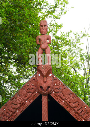 Ansicht und Details des Wharepuni (Maori Versammlungshaus) an der Rückseite des Anderson Park, Invercargill, Neuseeland Stockfoto