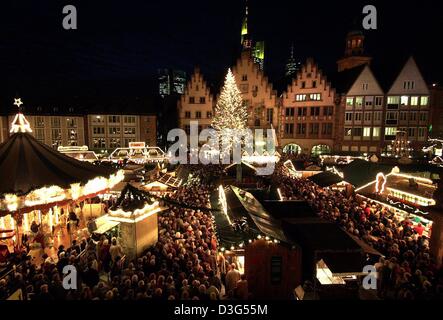 (Dpa) - ein 25 m hohen Weihnachtsbaum beleuchtet den Weihnachtsmarkt auf dem Roemer-Platz in der Innenstadt von Frankfurt am Main, 26. November 2003. Stockfoto