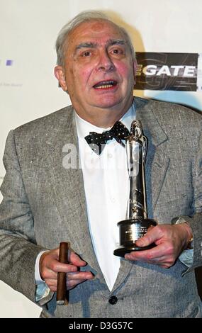 (Dpa) - französischer Filmregisseur und Drehbuchautor, die Claude Chabrol mit seiner Trophäe darstellt, nach Erhalt einer Europäischen Filmpreis in Berlin, 6. Dezember 2003. Er gewann den Award für seine lebenslangen Verdienste. Insgesamt 37 europäische Filme wurden für den Europäischen Filmpreis nominiert. Die 1.600 Mitglieder der Akademie - Regisseure, Produzenten, Drehbuchautoren, Schauspieler und Filmverleiher - wählte die Gewinner ich Stockfoto