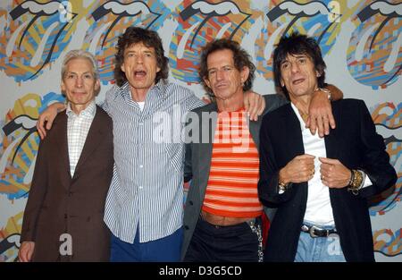 (Dpa-Dateien) - die Mitglieder der Rolling Stones (von L:) Charlie Watts, Mick Jagger, Keith Richards und Ron Wood, posieren für Fotografen im Rahmen einer Pressekonferenz vor ihrer Europatournee in München, Deutschland, 5. Juni 2003. Die Rolling Stones, die seit mehr als 40 Jahren im Musikbusiness sind denken nicht in naher Zukunft in den Ruhestand. Obwohl die Band wir sind von t gerade Stockfoto