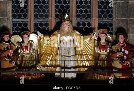 (Dpa) - der Christus Kind Christin Strauber ist während des Sprechens des Prologs der traditionellen Eröffnung des weltberühmten Christkindlesmarkt (Christkindl-Markt) in Nürnberg, 28. November 2003 in einem goldenen Engel-wie Kleid gekleidet. Der Markt ist einer der ältesten Weihnachtsmärkte in Deutschland, gehen wir zurück zu dem 16. Jahrhundert. Mehr als 180 Stände bieten Weihnachtsdekoration, ho Stockfoto