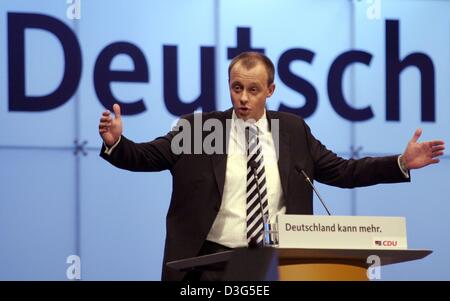 (Dpa) - stellvertretender Vorsitzender der Oppositionspartei CDU/CSU-Bundestagsfraktion Friedrich Merz Gesten während seiner Rede auf dem CDU-Parteitag in Leipzig, Deutschland, 2. Dezember 2003. Der Text auf dem Pult lautet "Deutschland Kann Mehr" (Deutschland kann es besser machen). Neues Steuerrecht wurde Dienstag, 2 Dezember, mit Blick auf einen Vorschlag von der Partei Konferenz diskutiert werden Stockfoto